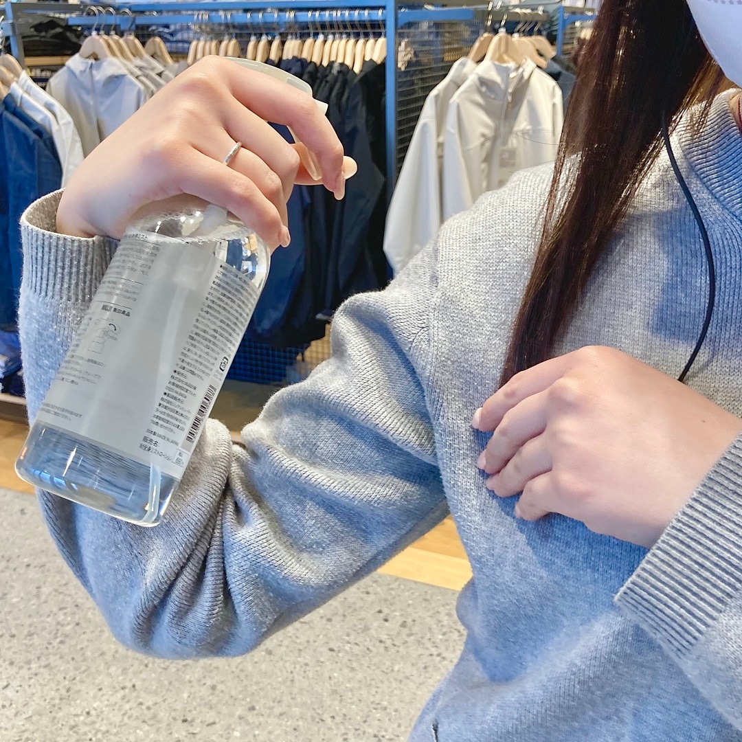 「肌の天然水　全身用ミスト」を髪の毛に使用しているイメージ画像