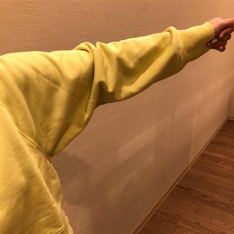 スウェットシャツの袖の形がわかる写真