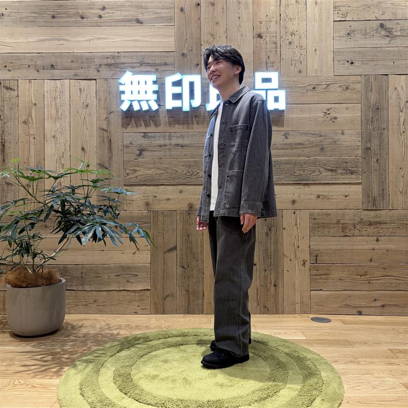 笑顔で立っている男性