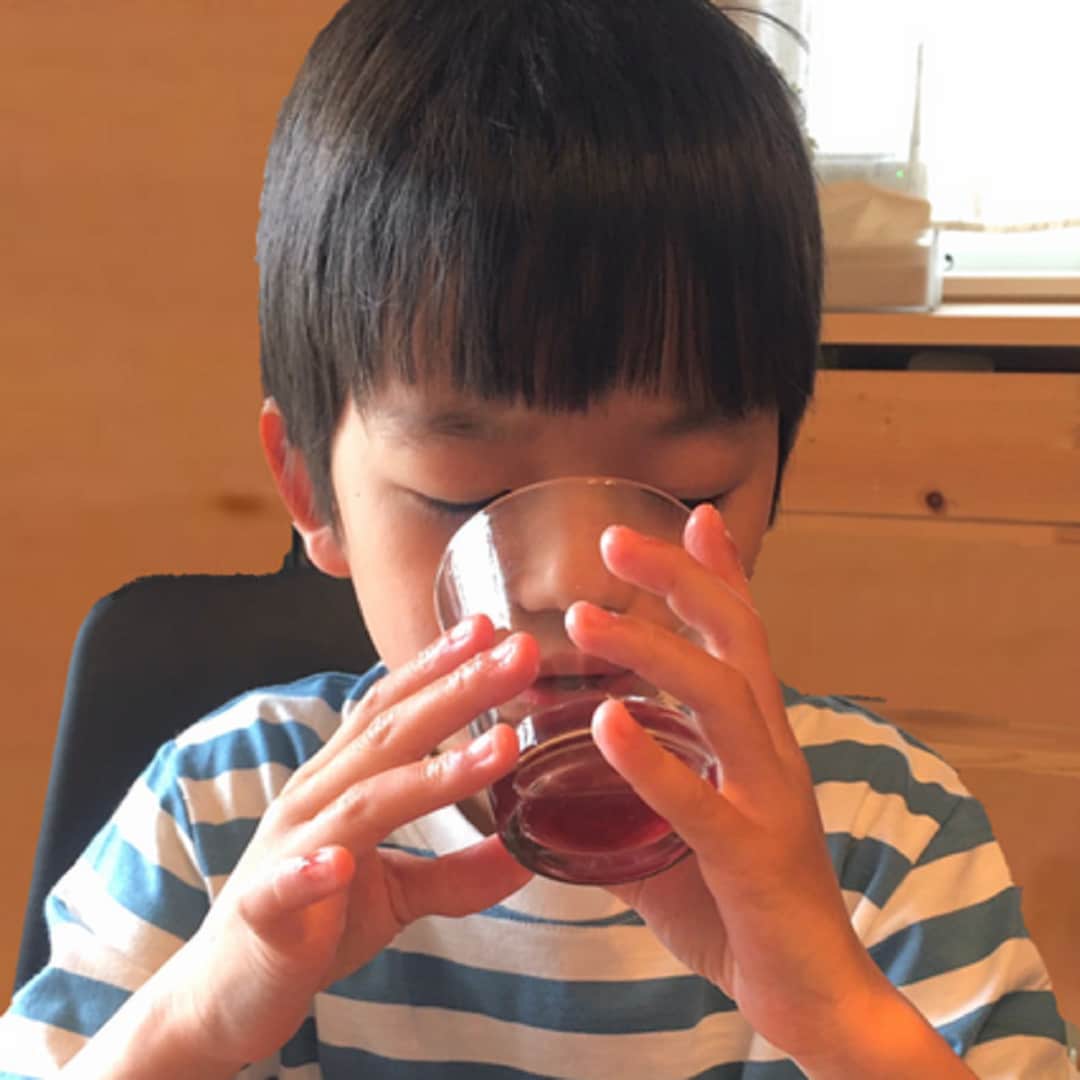 サイダーゼリーを飲んでいるところ