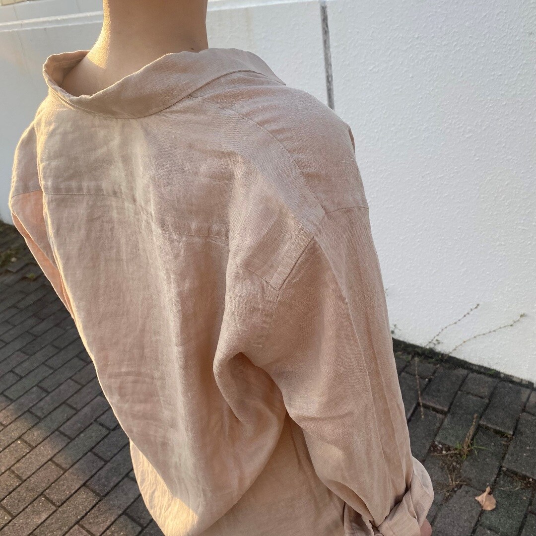 シャツ後ろ姿