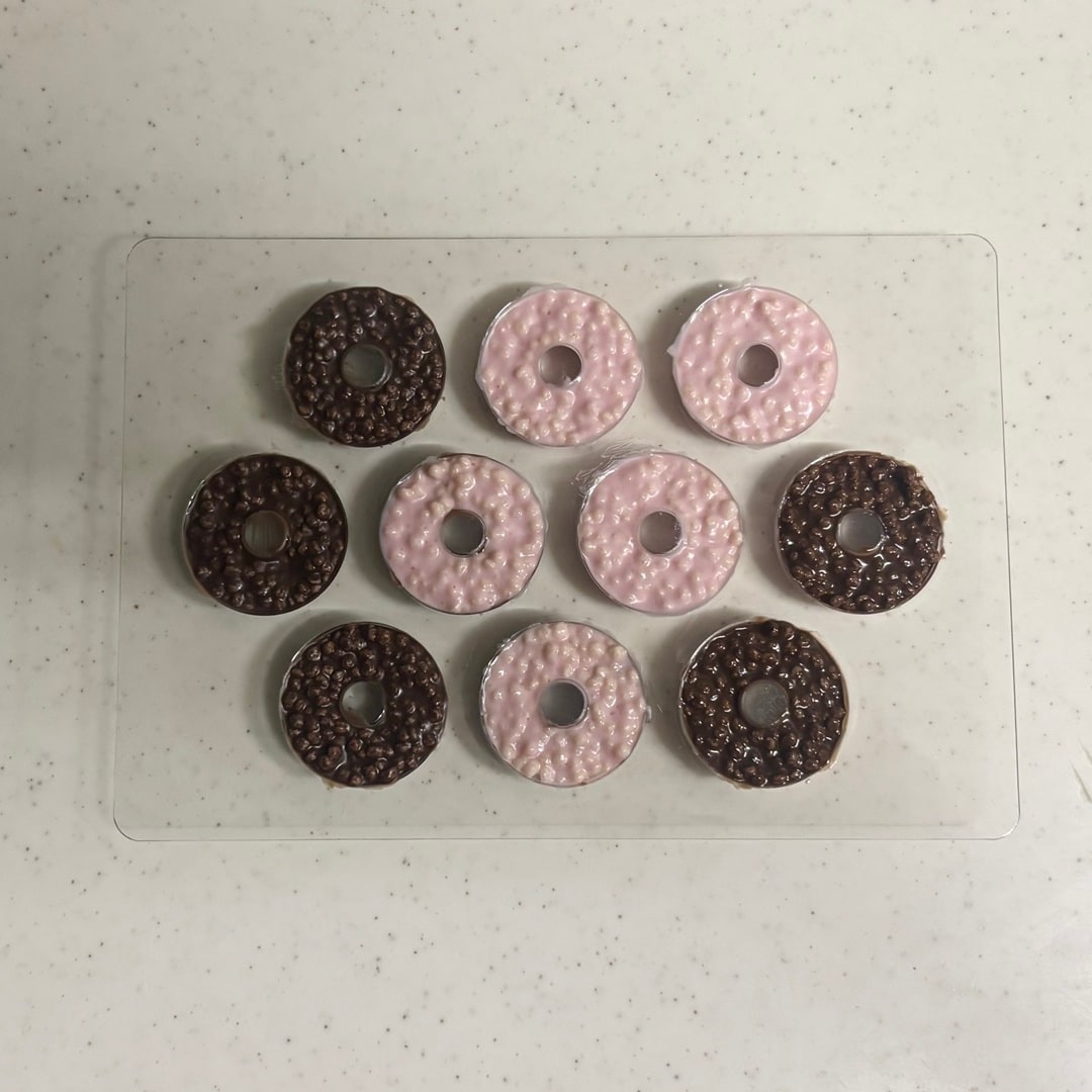 型にチョコを流し入れる