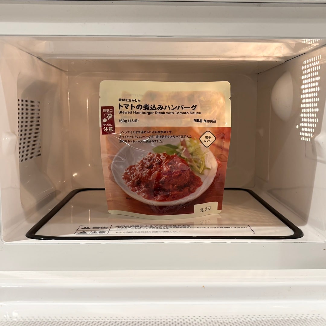 電子レンジ内　トマトの煮込みハンバーグ