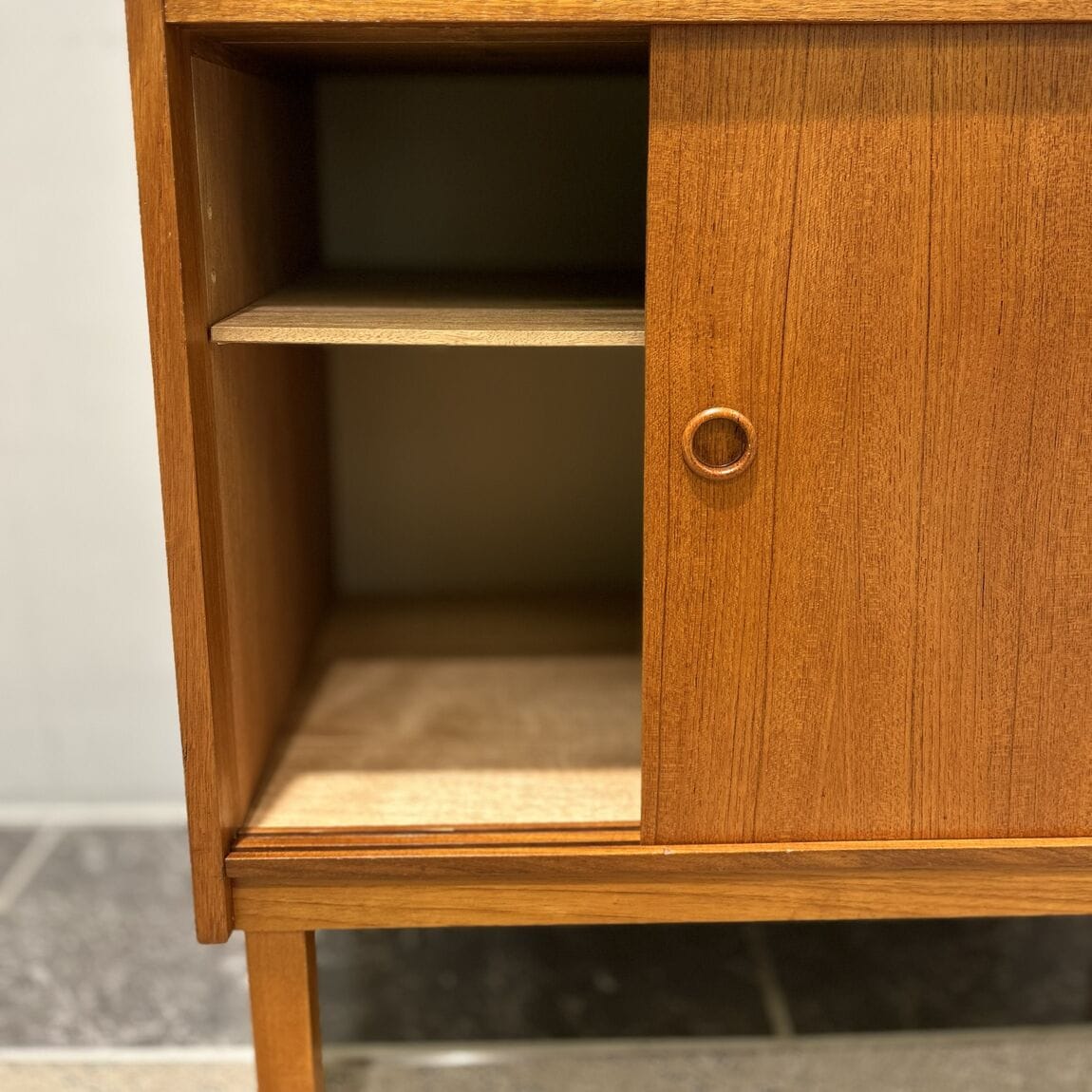 VINTAGE OPEN SHELF04