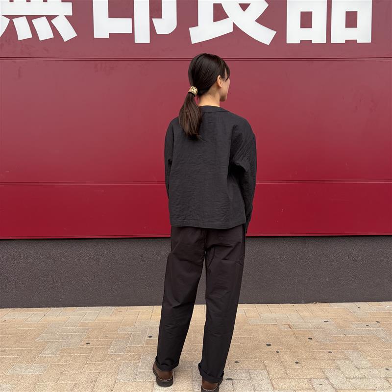 スタッフスナップ後ろ姿全身