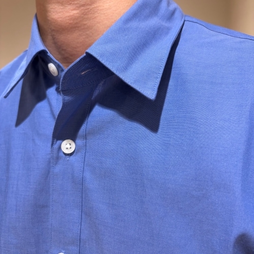 半袖シャツを着ている男性の画像