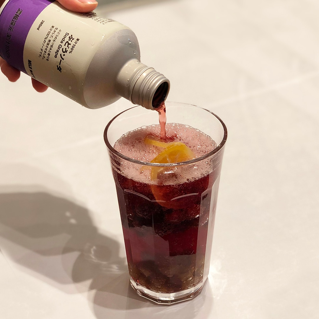 【東京有明】ドライフルーツに炭酸ぶどうジュースを注ぐ