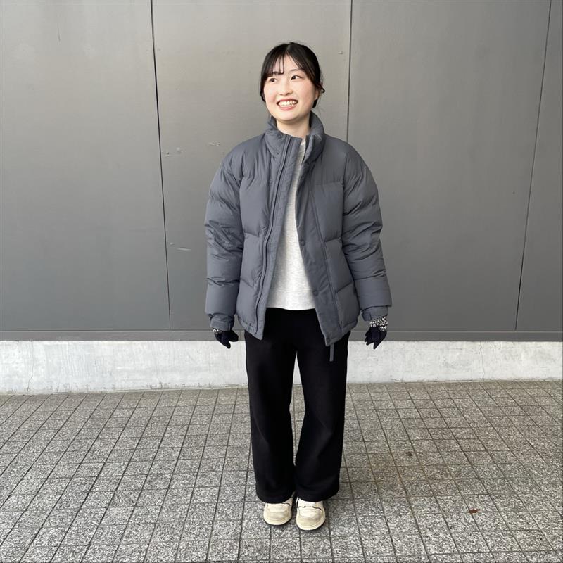 ダウンジャケットを着た女性