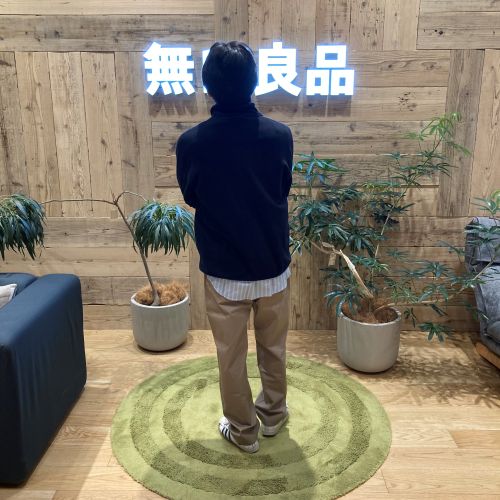 無印良品の素材に還るフリースを着用して立つ男性