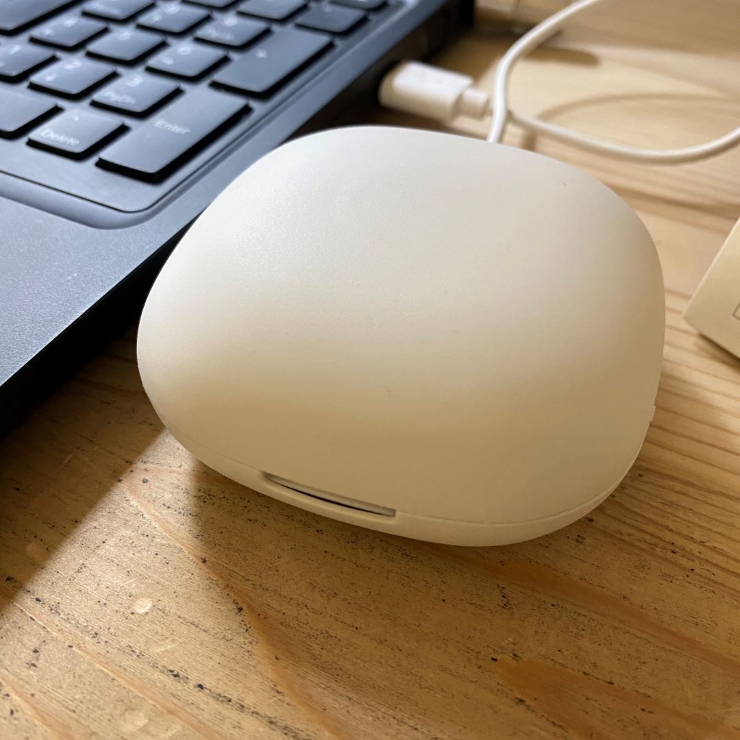 USBケーブルで充電します