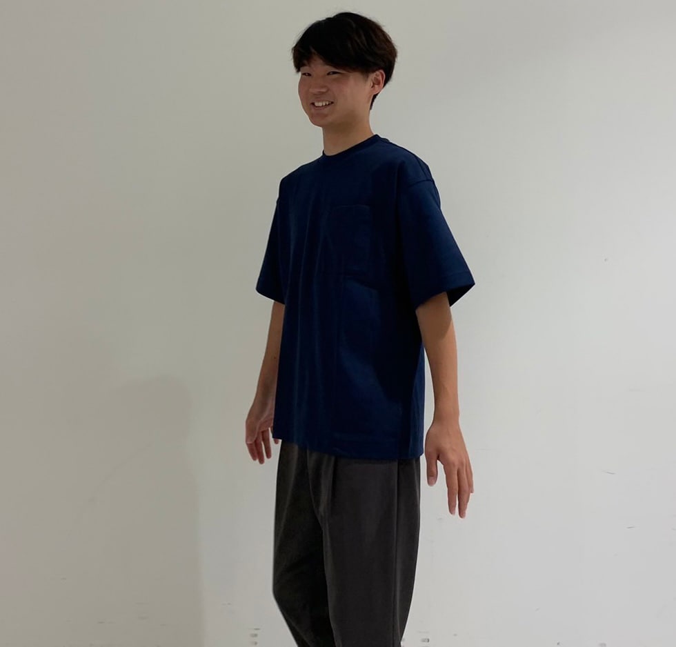 涼感Tシャツを着ている男性スタッフ