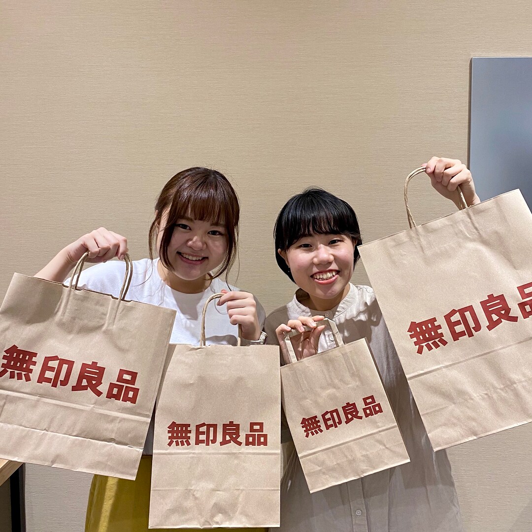 袋持ったスタッフ
