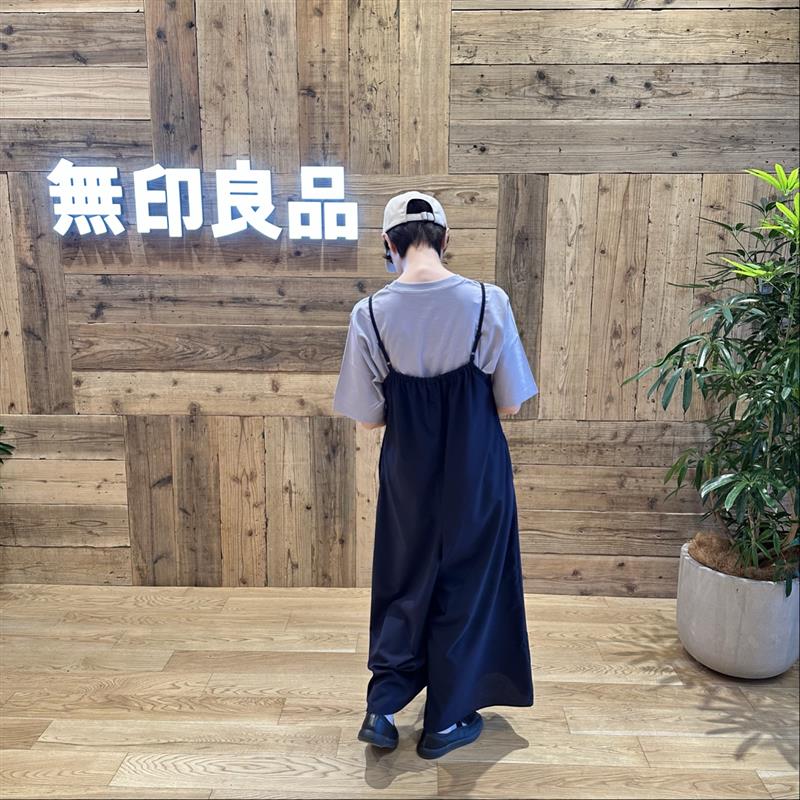 紫のTシャツを着た女性