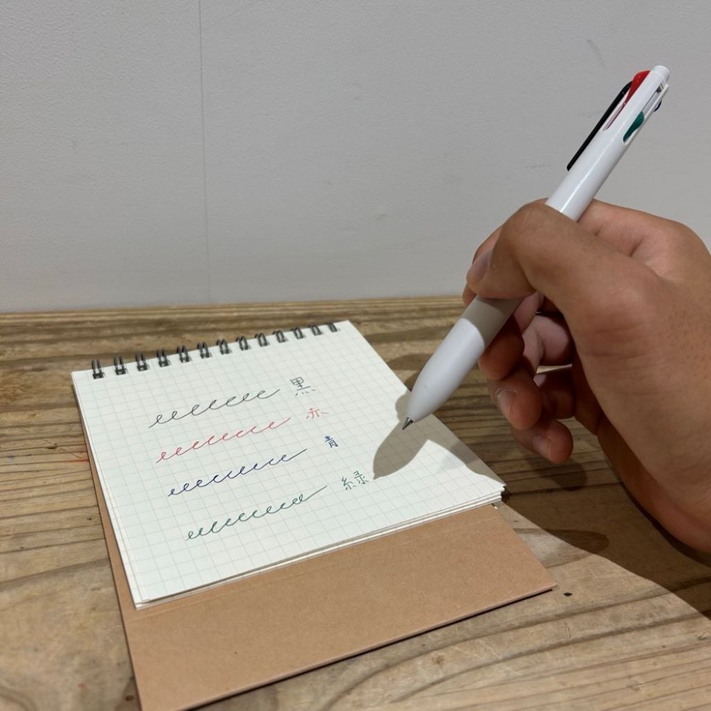 ペンを持っている様子