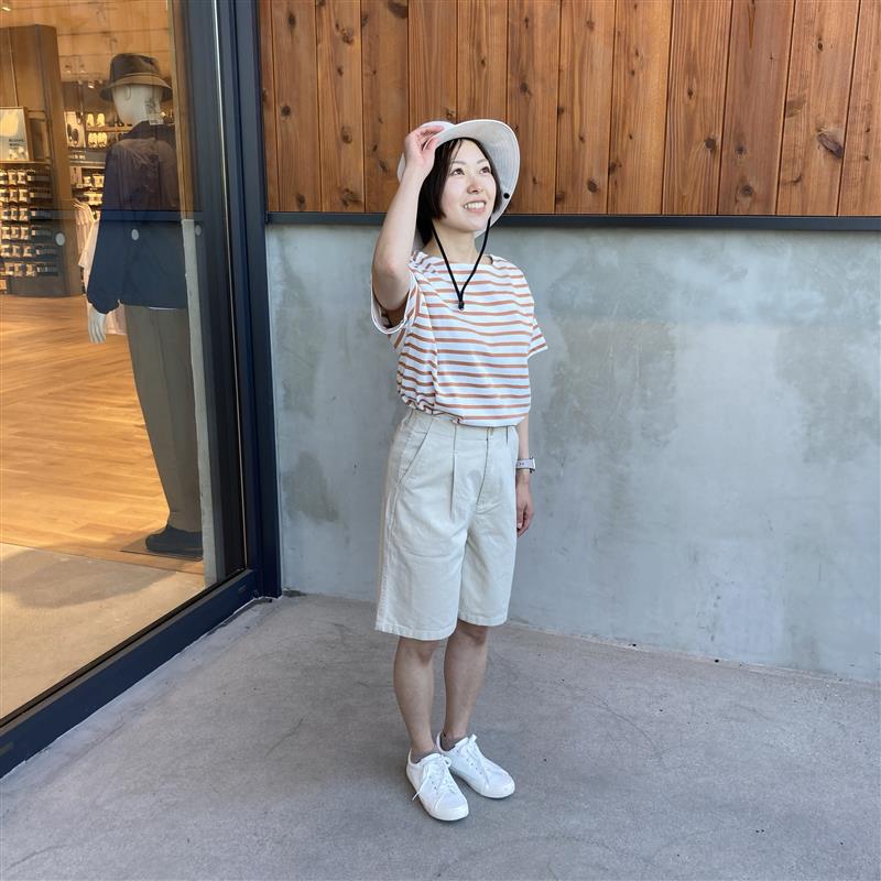 ボーダーボートネック半袖Ｔシャツ全身写真