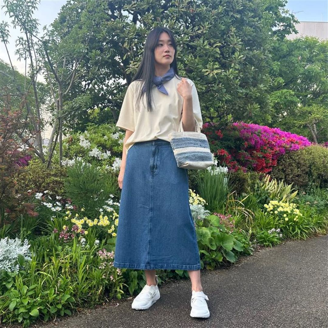 黄色のTシャツを着た女性