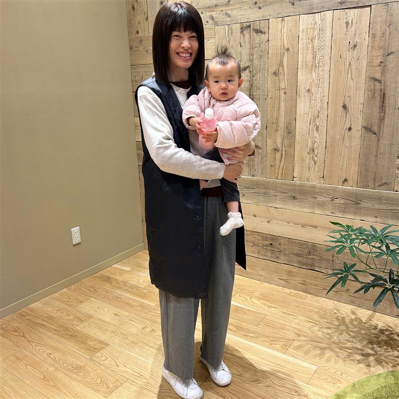 ママに抱っこされる赤ちゃん