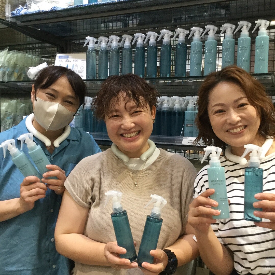 スタッフが笑顔で商品を持ってる写真