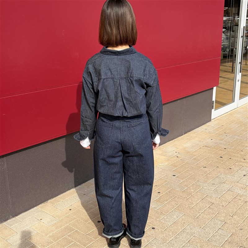 スタッフスナップ全身後ろ姿