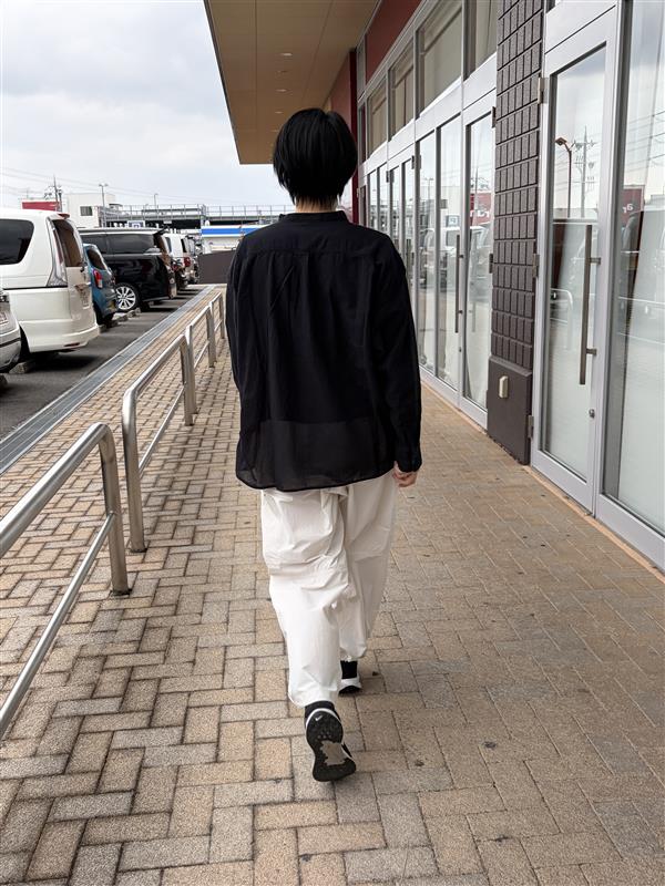 スタッフスナップ後ろ姿歩いているところ