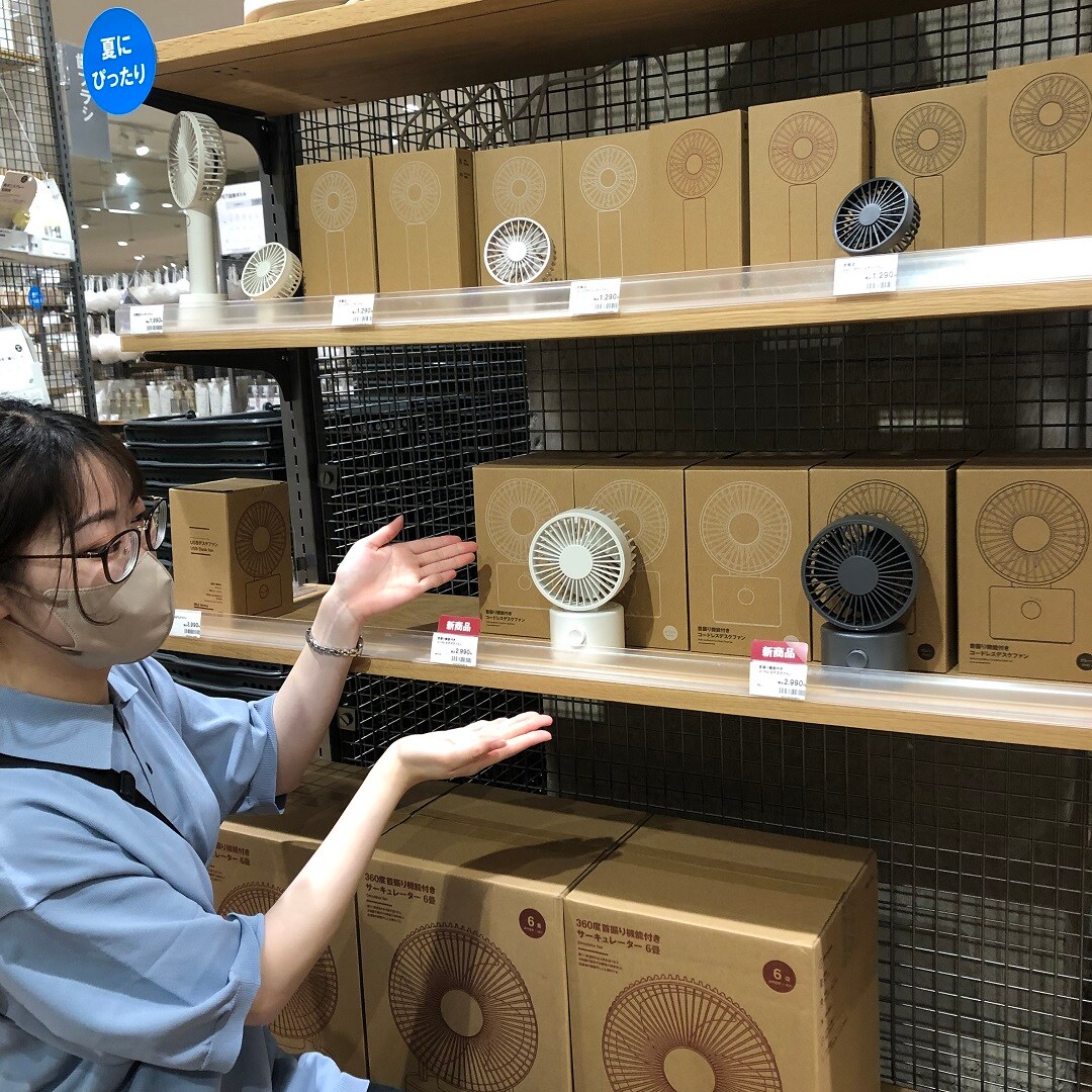 売場で商品が売られている様子
