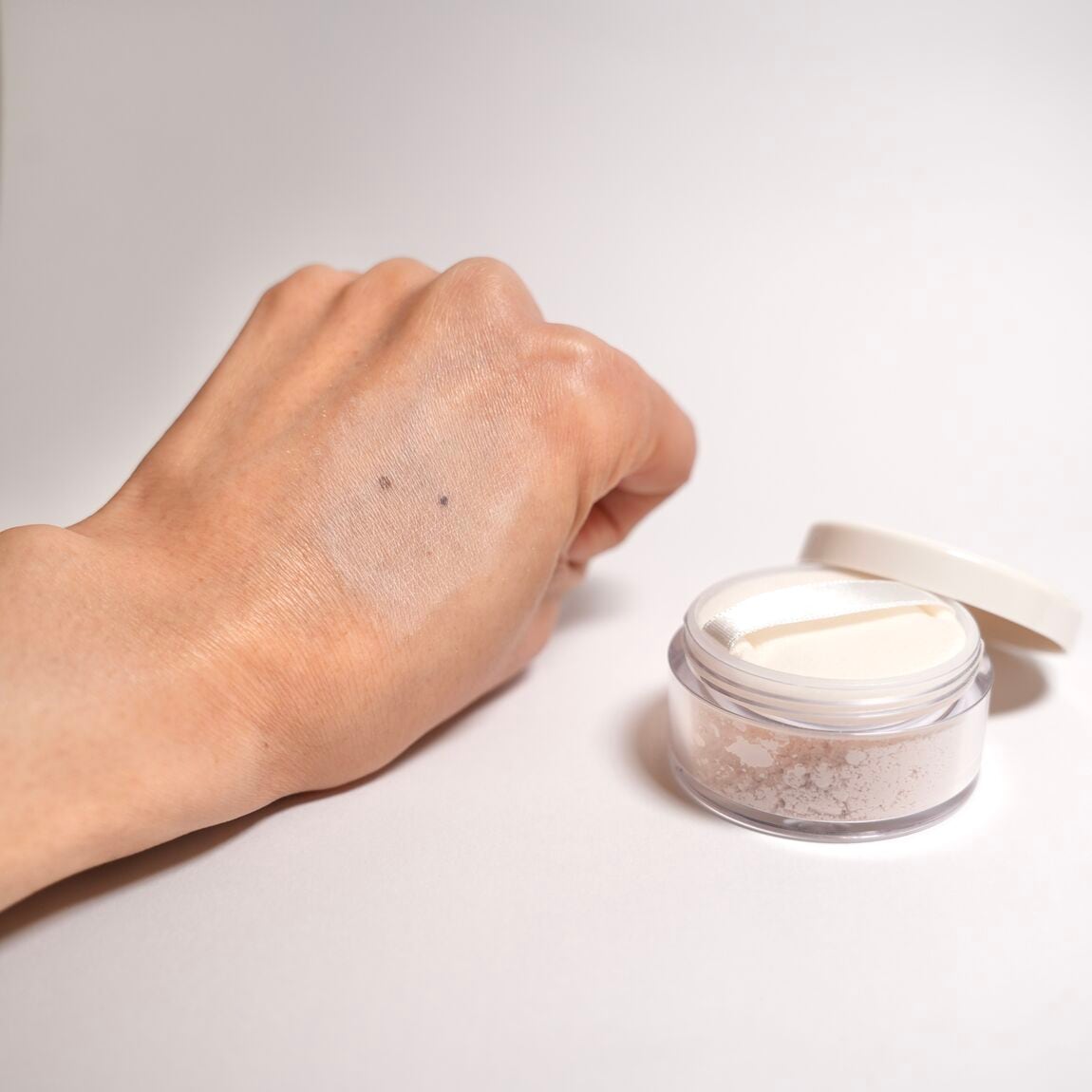 日焼け止めパウダーを手に広げたところ