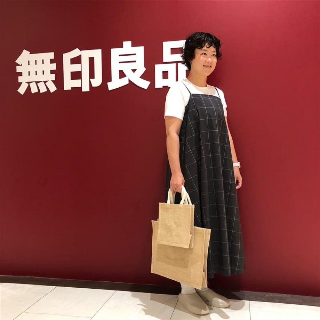ワンピースとTシャツのコーディネート