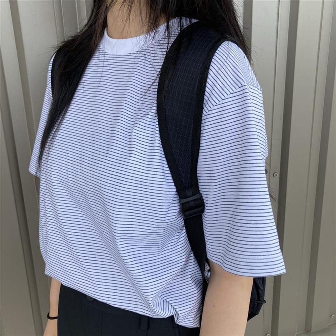 女性の上半身のみの写真
