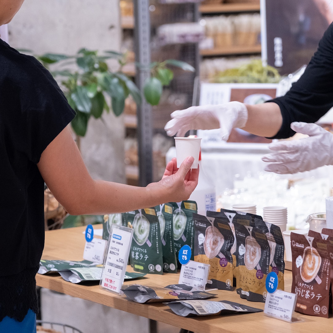 【アルパーク】9月10日 諸国良品うまいもの試食会｜大阪府　つぼ市製茶本舗　ミルクでつくるラテシリーズ_c2jA20