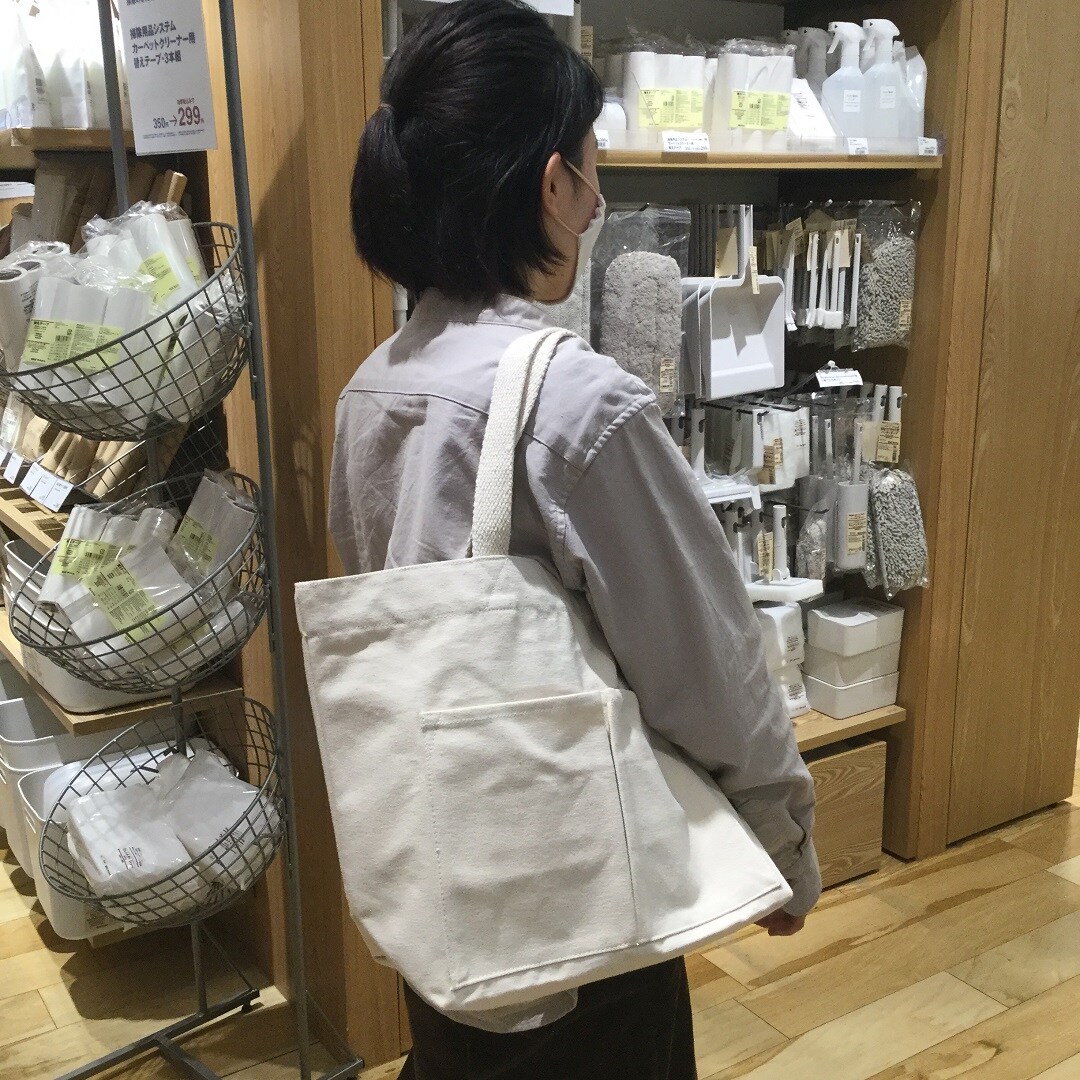 マイバッグを持って入店する写真