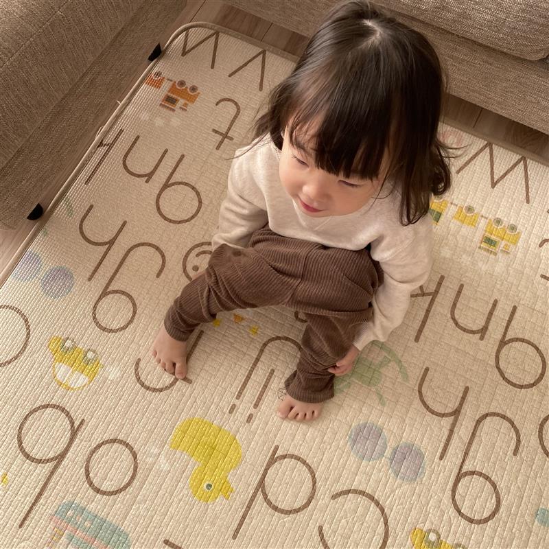 自分でズボンをはく様子