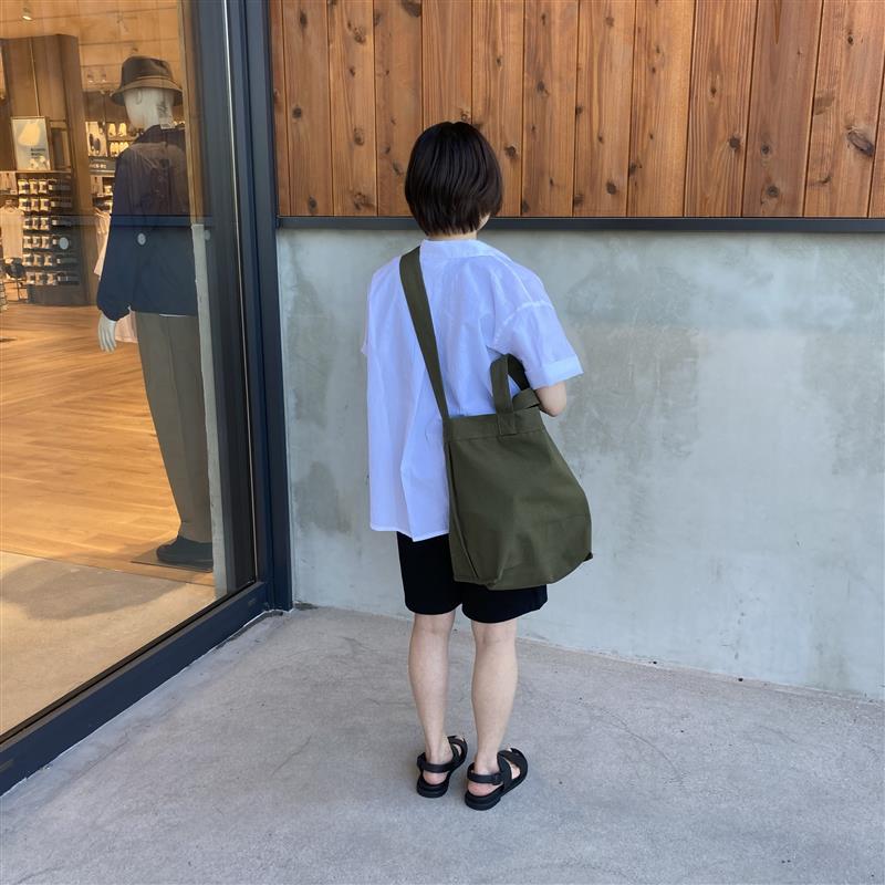 レギュラーカラー半袖シャツ後ろ姿