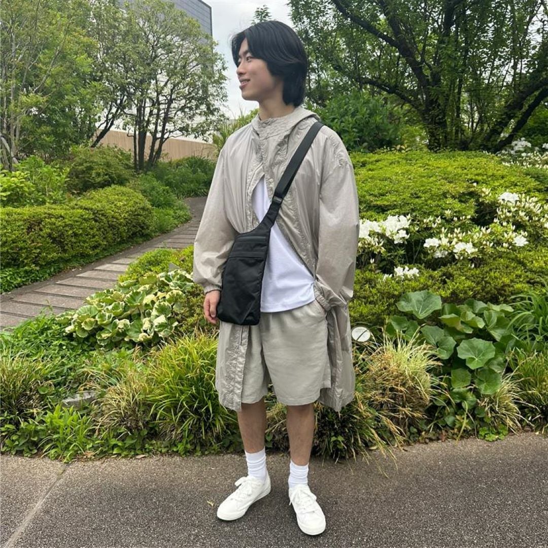 白いTシャツを着た男性