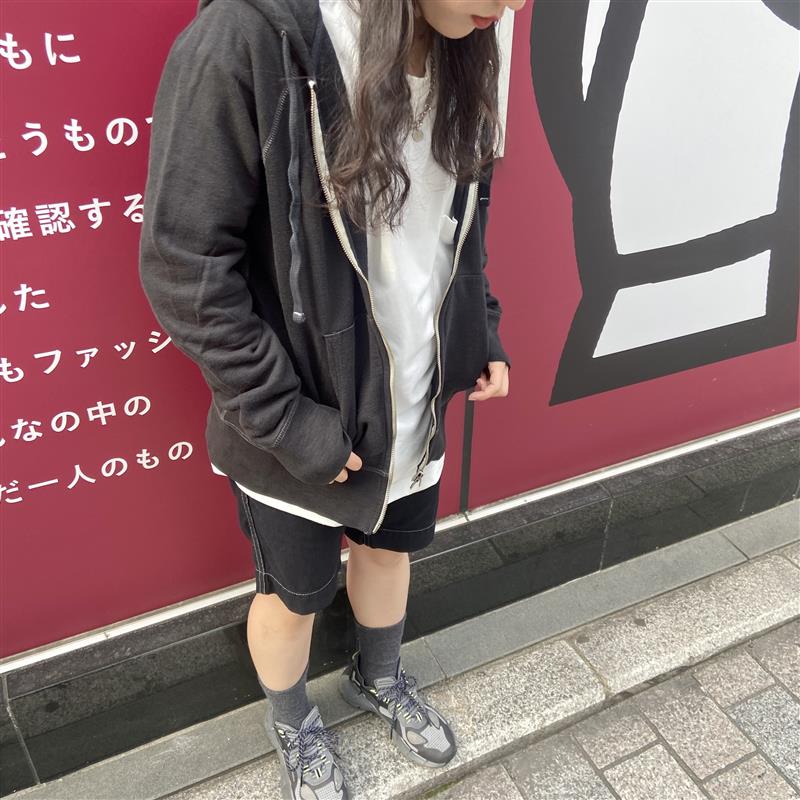 ReMUJIをきた女性　アップ