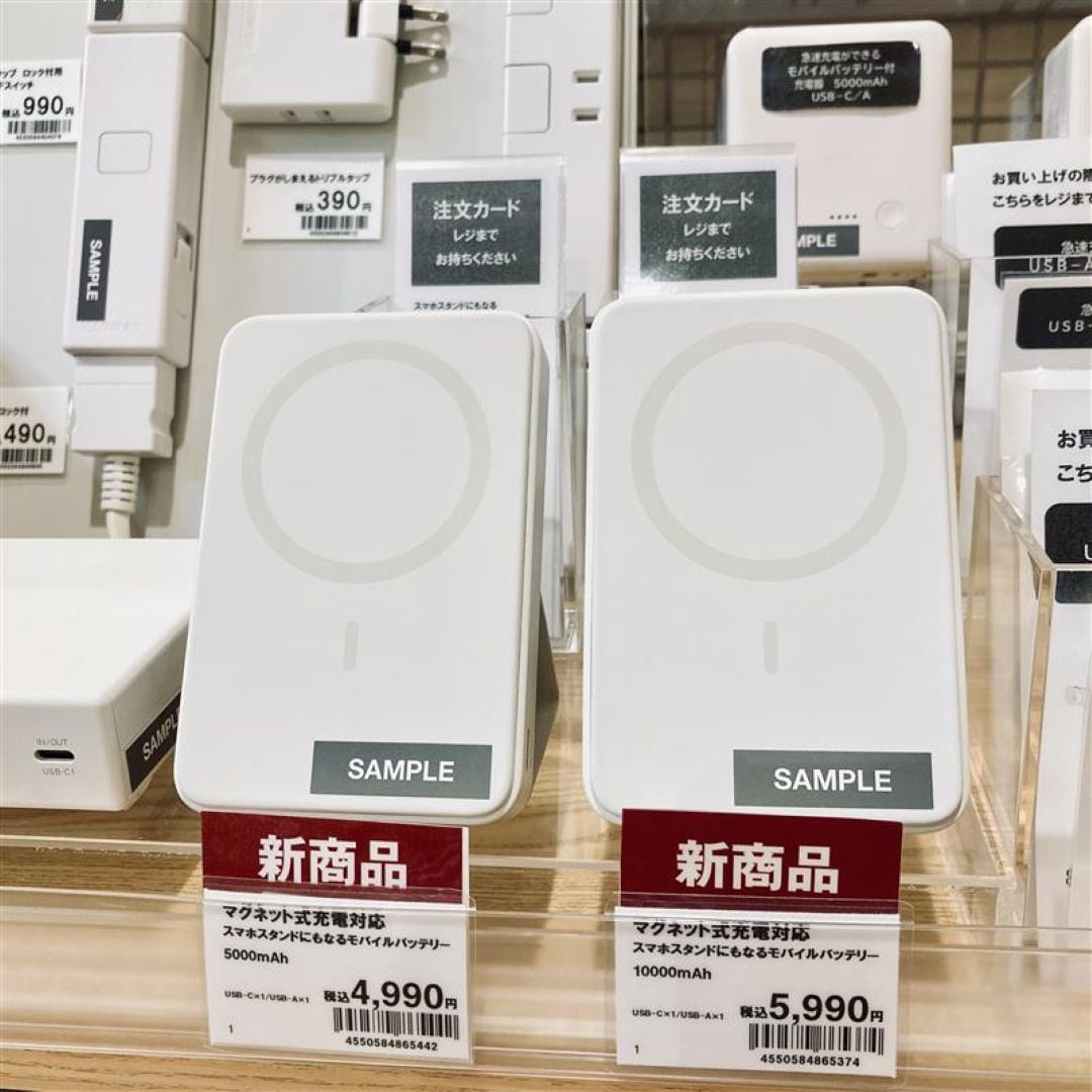 【ららぽーと豊洲】スマホスタンドにもなるモバイルバッテリー_kLT1cK