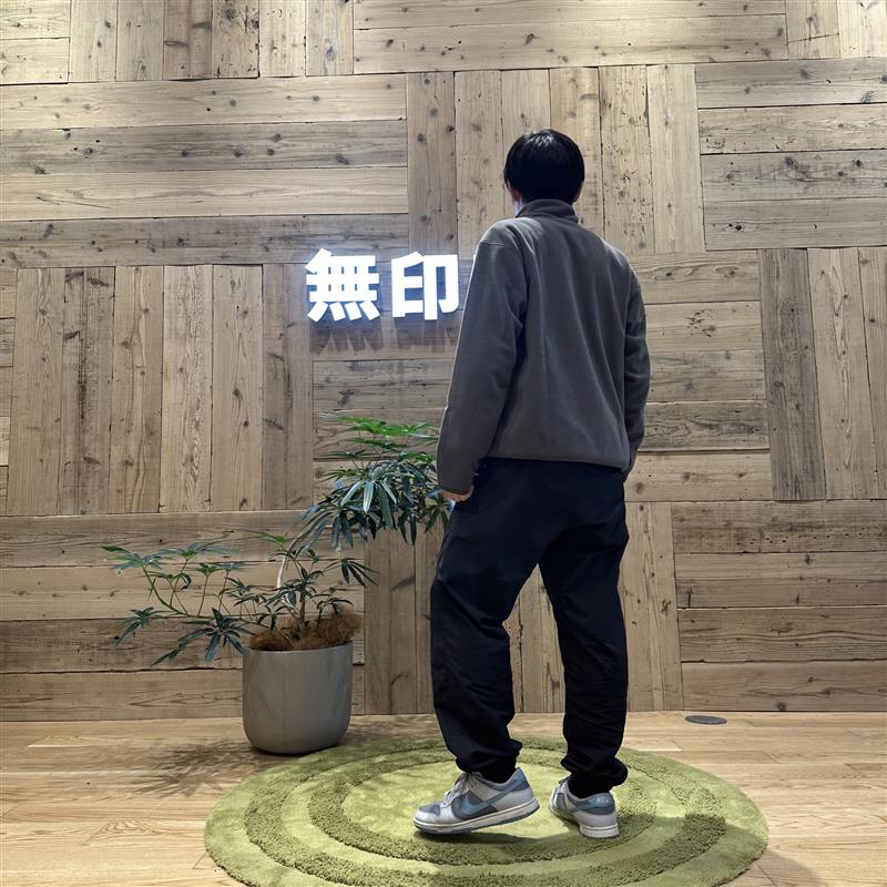 後ろを向いている男性