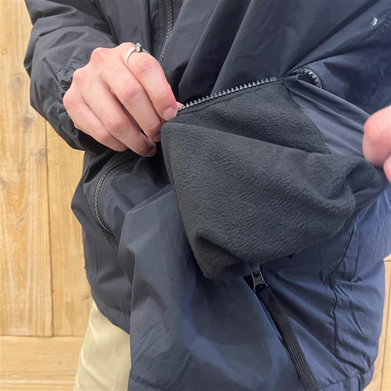 ダウンを着用した男性