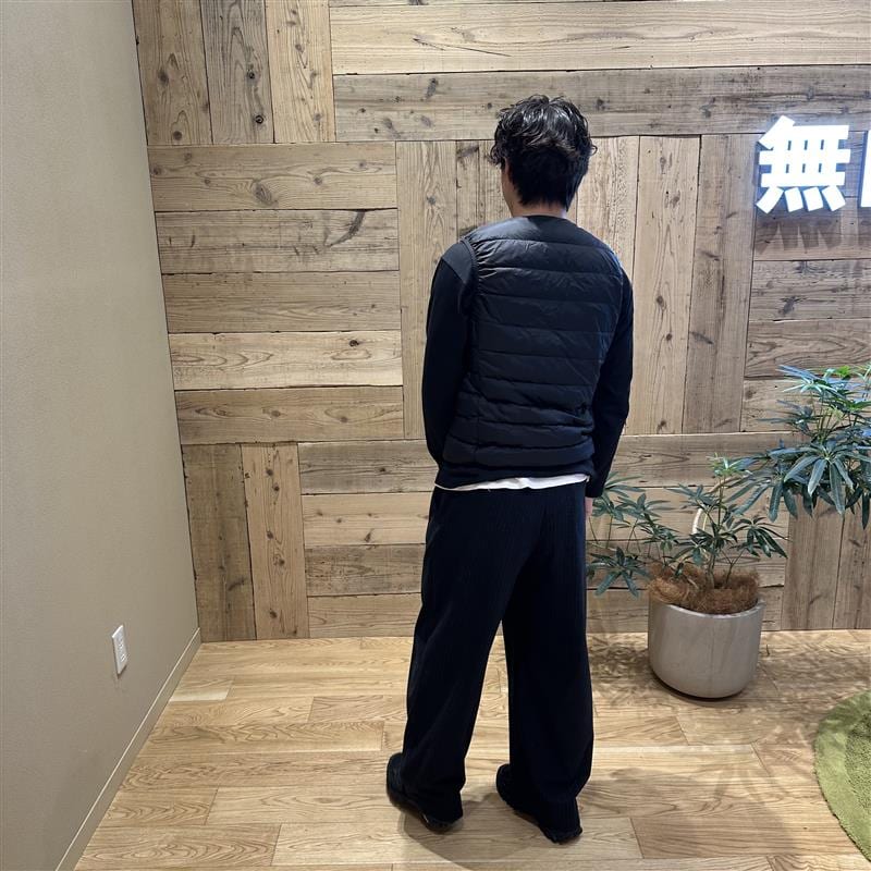 後ろを向いている男性