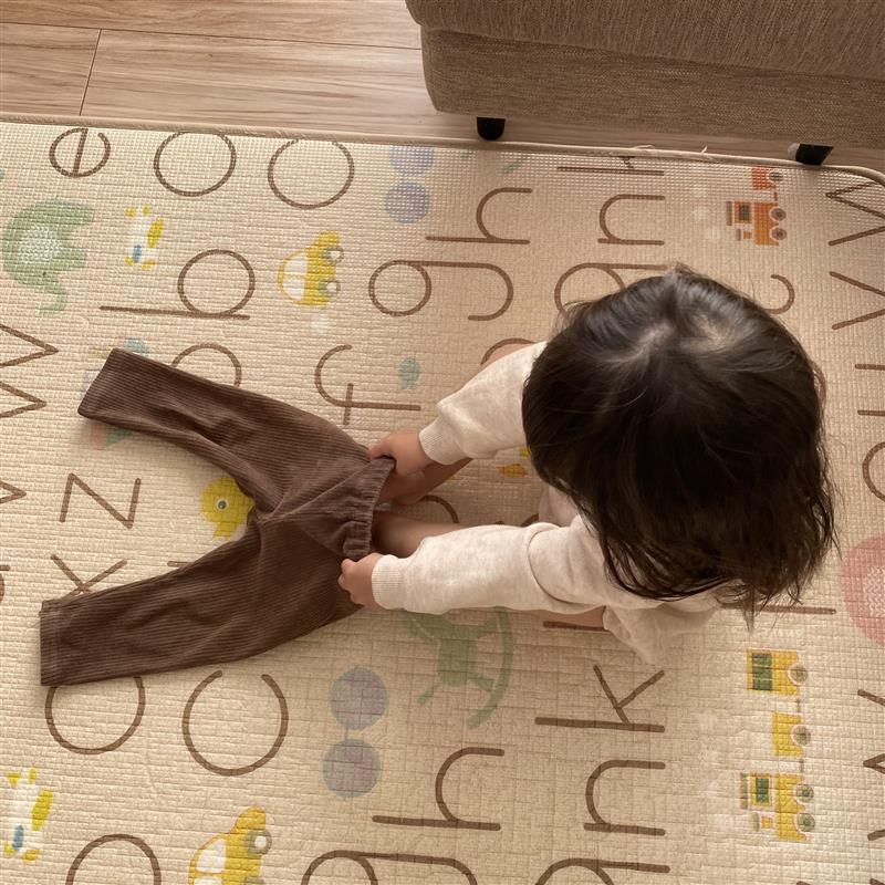 自分でズボンをはこうとしている様子