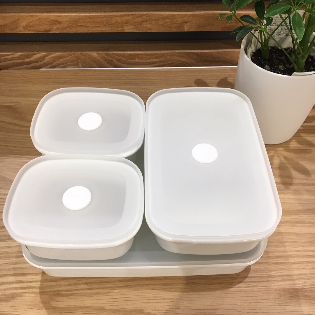 無印良品の保存容器はモジュールが合うのですっきり収納もできます。