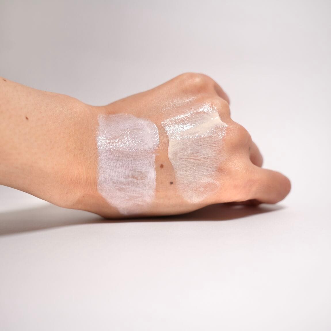 日焼け止めを手に塗って広げたところ