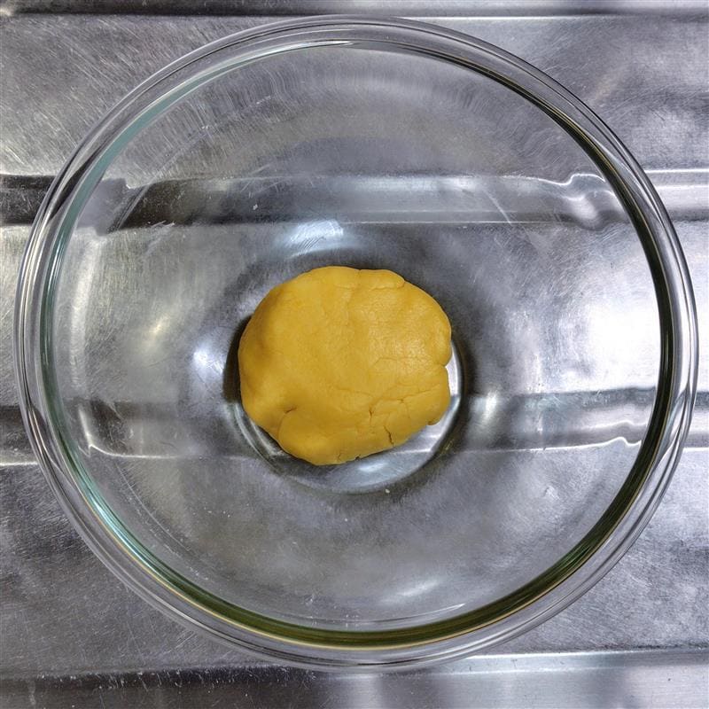 生地をしっかりこねてまとめる