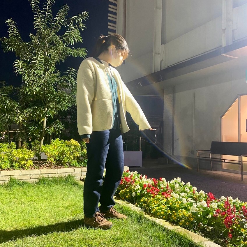花を見つけて指さしている