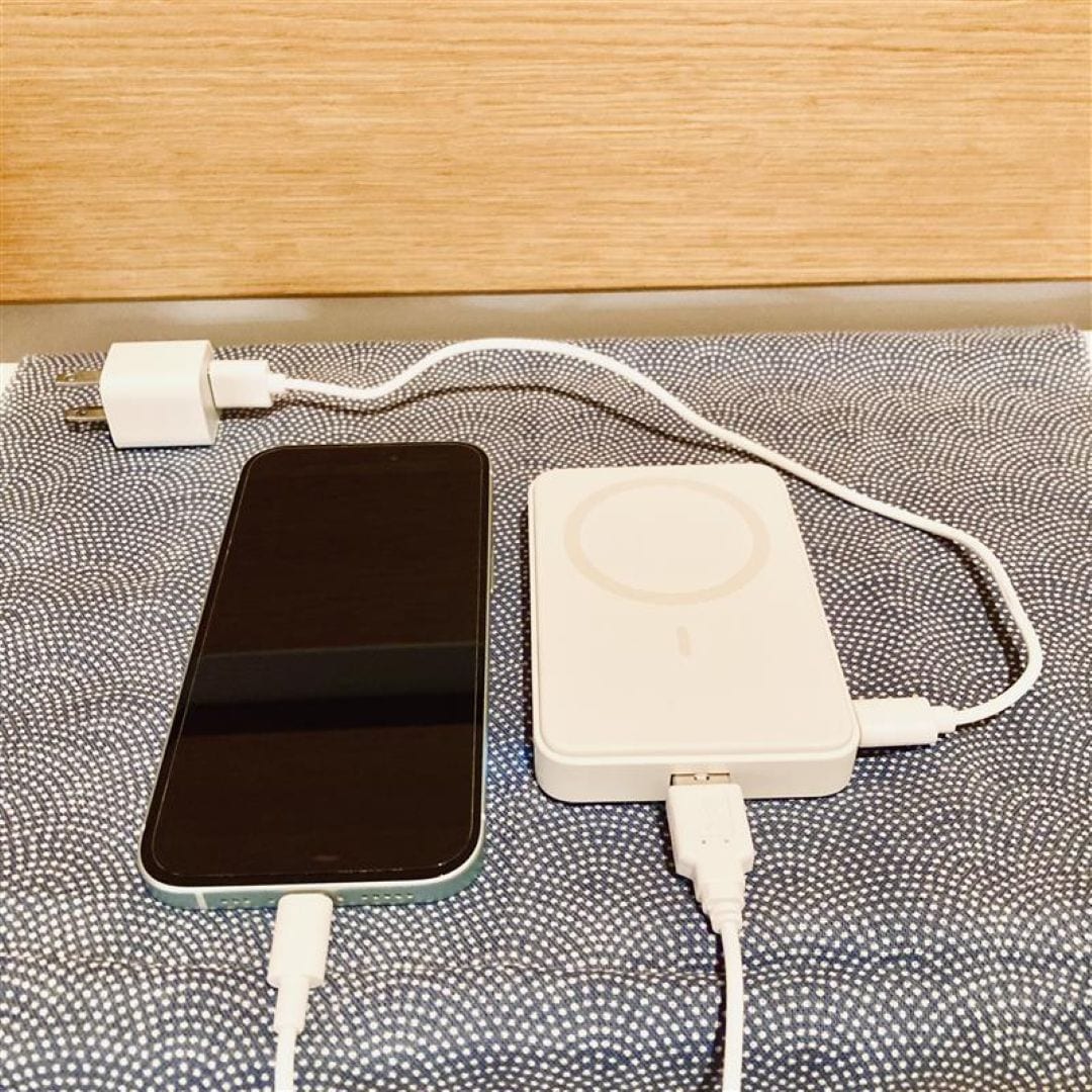 【ららぽーと豊洲】スマホスタンドにもなるモバイルバッテリー_dLCX2V