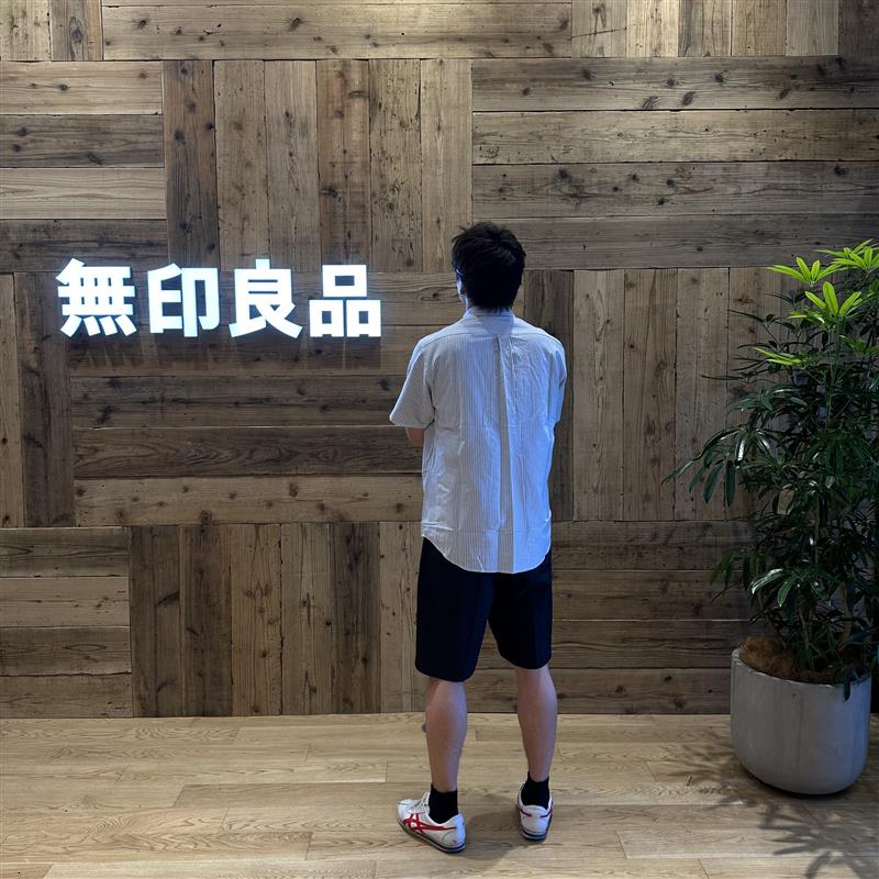 後ろを向いている青年