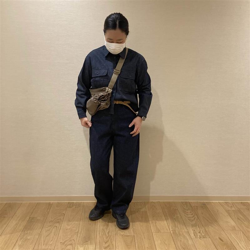 婦人服シャツとデニムのスタッフスナップ