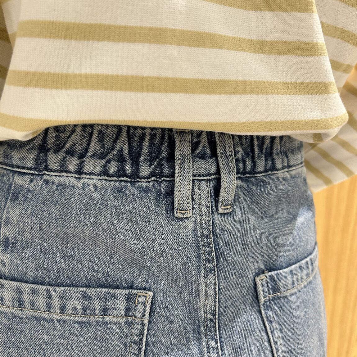 女性スタッフ　デニムコクーンパンツ