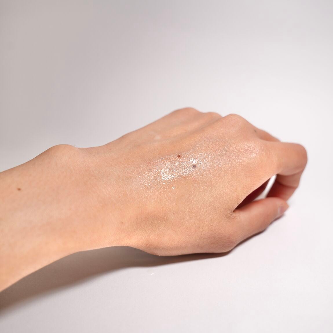 日焼け止めミストを手に広げたところ