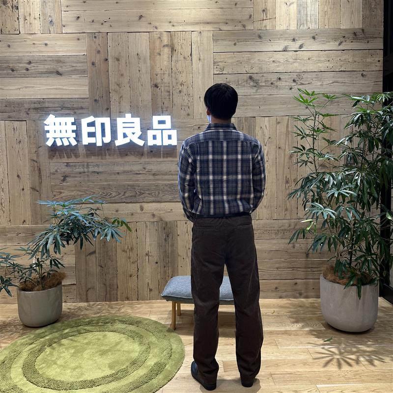 後ろを向いている男性