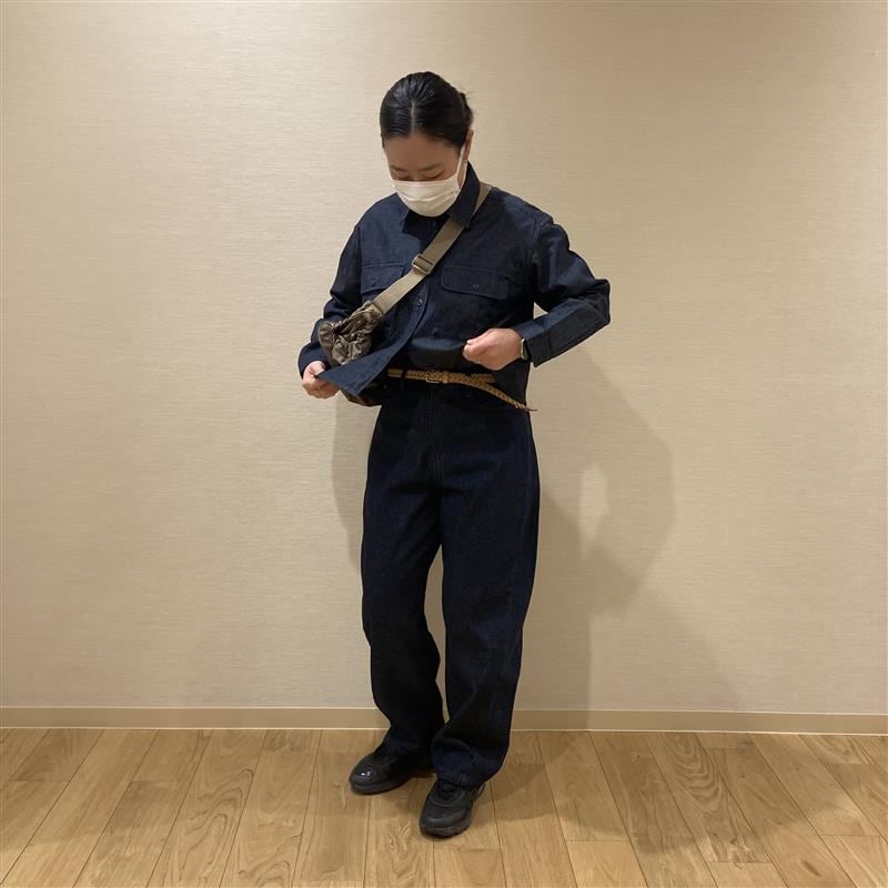 婦人服シャツとデニムのスタッフスナップ